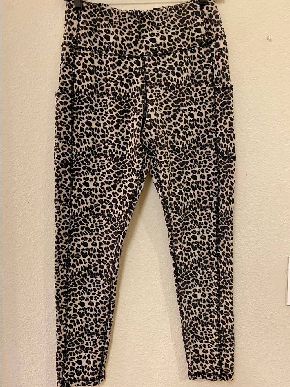 Soho Leopard Print Leggings with Side Pockets - Size Large - EUC!